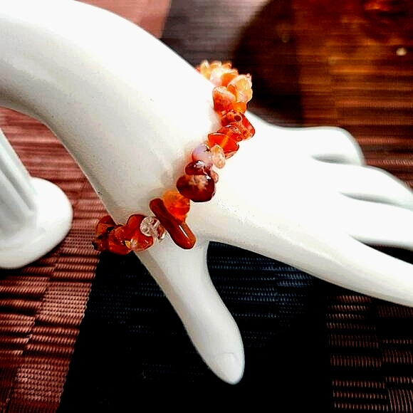 Pretty Polished Rock & Bracelet Clear Orange Brown & Amber Colour on an Elastic - Picture 2 of 7